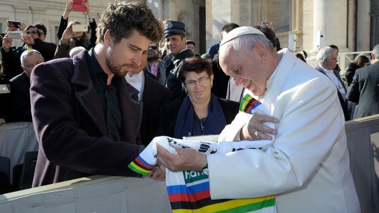 Papa Francesco ha donato all'asta la maglia regalatagli dal ciclista Peter Sagan 