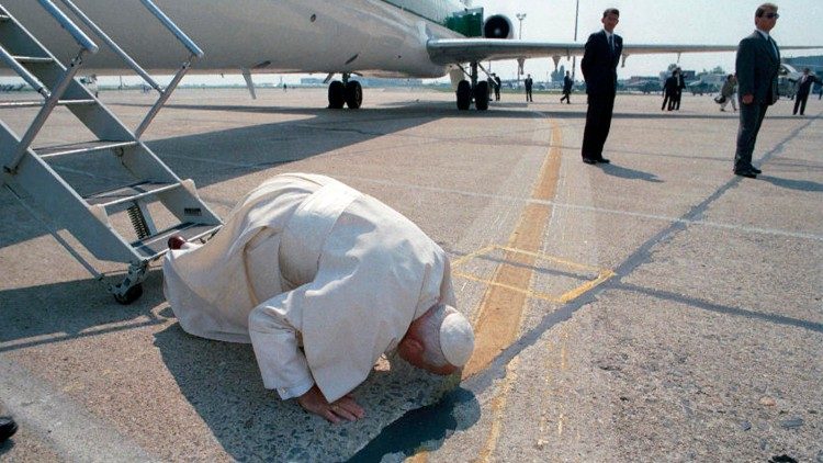 Karol Wojtyła pápa érkezésekor megcsókolja a földet