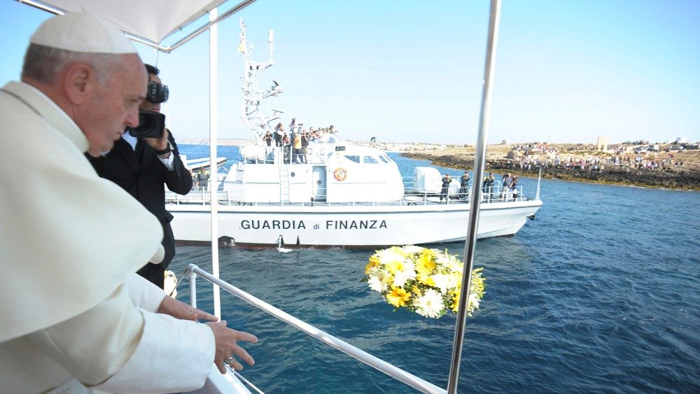 Kvety na pamiatku utečencov, ktorí zahynuli v mori, Lampedúza, 8. jún 2013