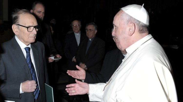 Ennio Morricone och påven Franciskus i Chiesa del Gesù, Rom