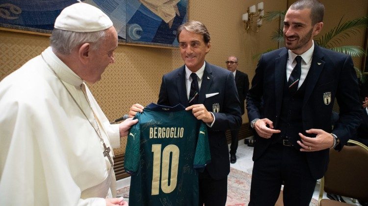 Papst Franziskus mit Roberto Mancini, Trainer der italienischen National-Elf, und Giorgio Chiellini, ihrem derzeitigen Kapitän.
