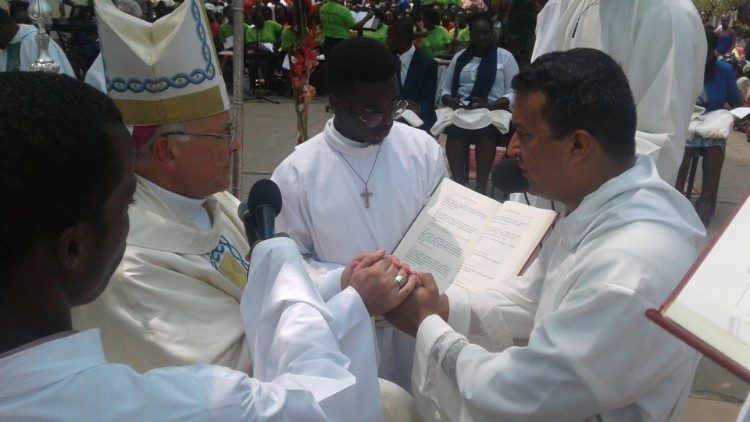 D. Manuel António Mendes dos Santos, Bispo de São Tomé, durante ordenação diaconal