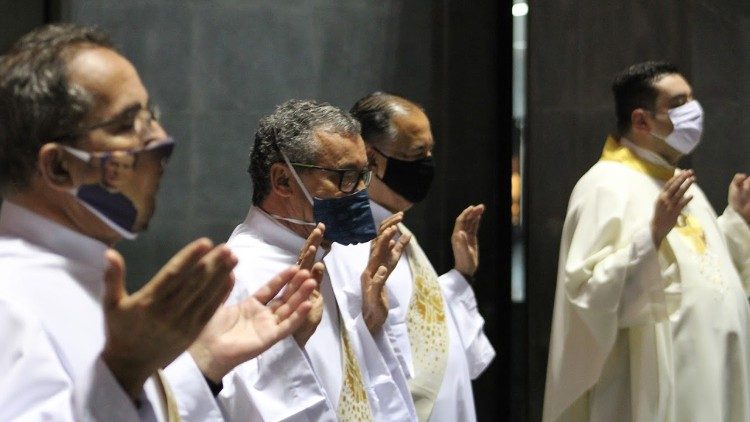 Бразильские священники на Святой Мессе в кафедральном соборе Рио-де-Жанейро