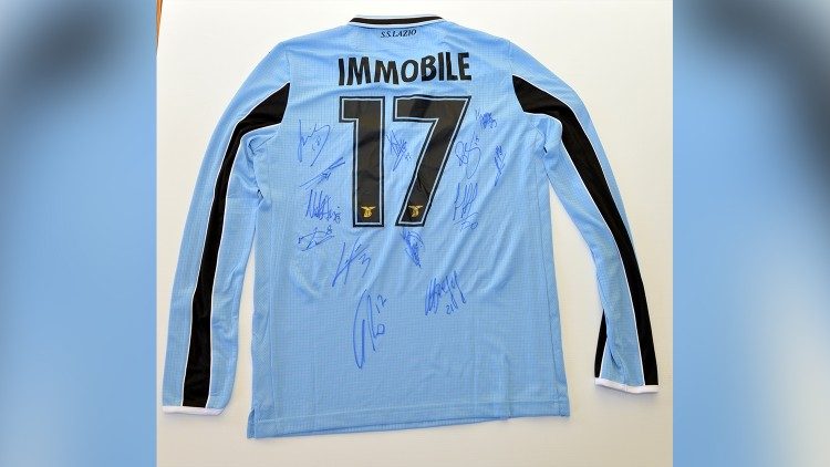 La maglia dell'attaccante Ciro Immobile firmata da tutti i giocatori della Lazio