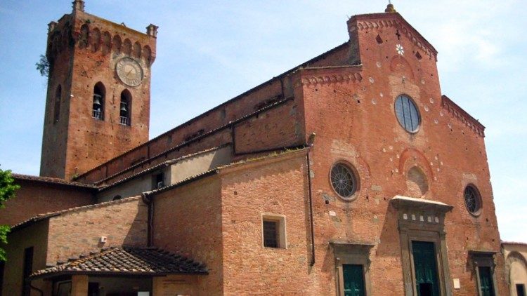 La chiesa che si affaccia su Piazza Duomo