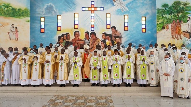 2020.07.09 Ordinazioni di 19 religiosi in Abidjan - Costa d'Avorio