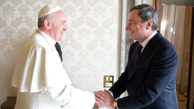 Mario Draghi, ici lors d'un entretien avec le Pape François en 2013 lorsqu'il était président de la BCE.