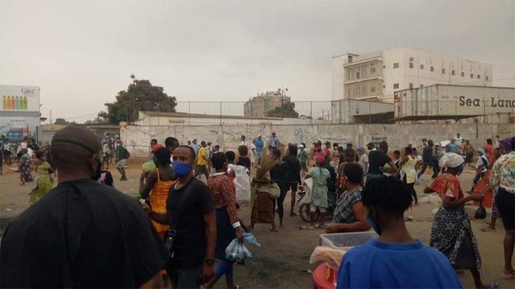 Mercado informal em Luanda, Angola