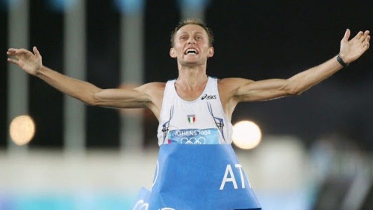 Stefano Baldini vince la maratona ad Atene nel 2004