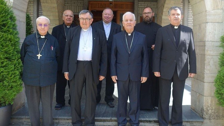 Biskupi Bosne i Hercegovine s apostolskim nuncijom Luigijem Pezzutom