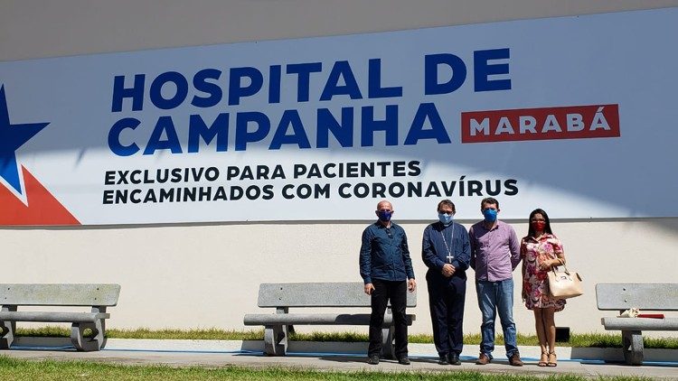 Bishop Vital Corbellini and a group of people in front of the Hospital de Campanha, Marabá