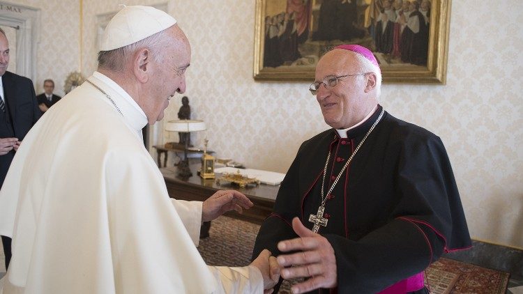 Mgr Scarpellini, ici lors d'une rencontre avec le Pape François en septembre 2017 au Vatican.