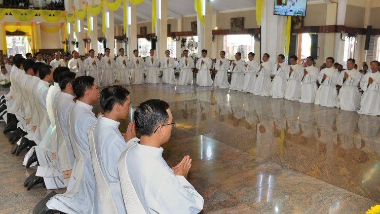 Thánh lễ truyền chức linh mục cho 39 phó tế của giáo phận Xuân Lộc