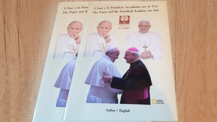 Naslovnica knjige "Pape i Papinska akademija za život"