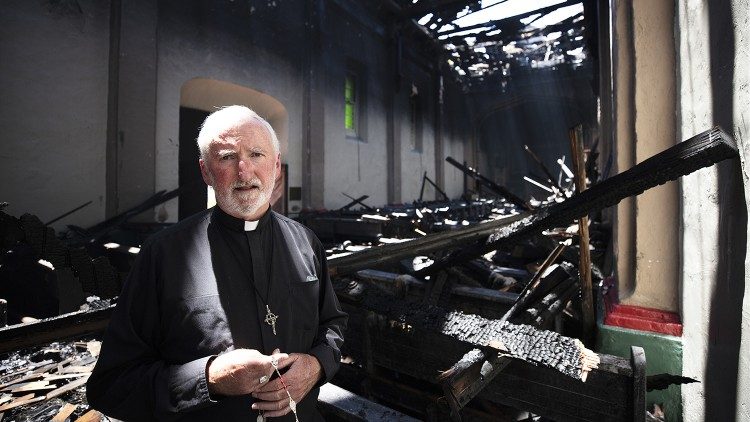 2020.07.17 Misión San Gabriel. Foto del incendio el 11 de julio con Mons. David O’Connell, Obispo auxiliar de la Región Pastoral de San Gabriel