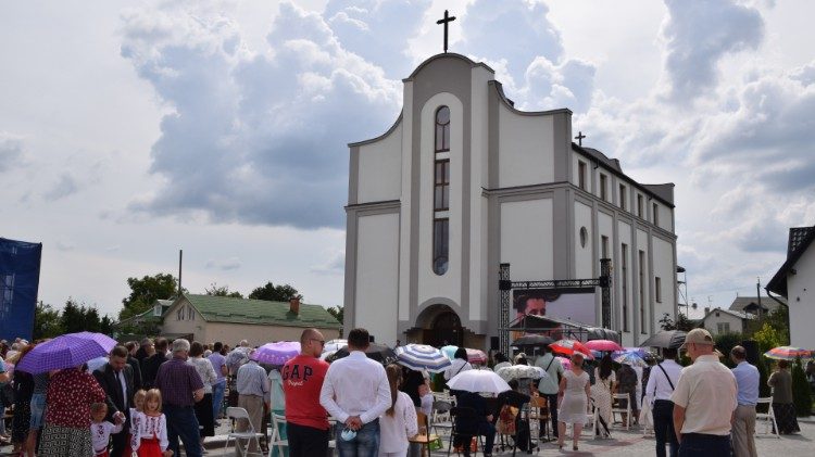 Bp Sobiło: Kościół pełni funkcję pogotowia ratunkowego