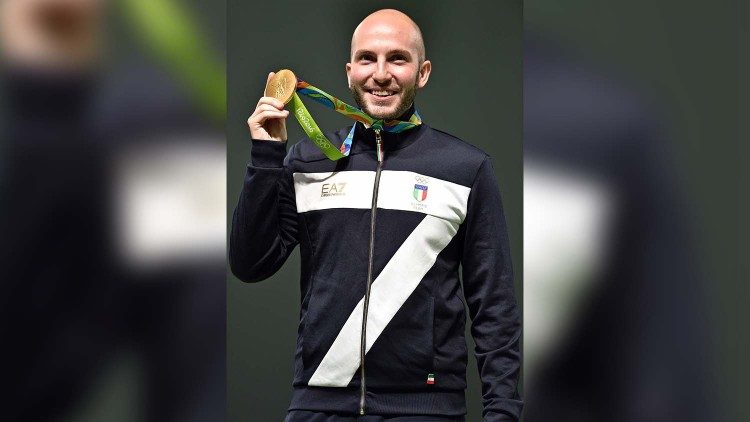 Niccolò Campriani, che ha vinto 3 titoli olimpici, dona il guanto per sostenere la carabina utilizzato per l'oro a Rio de Janeiro nel 2016