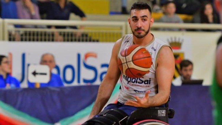 Giulio Maria Papi offre per l'asta la canotta della nazionale italiana di basket paralimpico indossata agli Europei del 2015