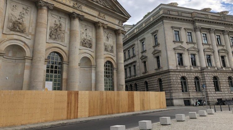 2020.07.20 Una recinzione per lavori in corso davanti alla Cattedrale di Berlino (Vor der Hedwigskathedrale steht ein Bauzaun)