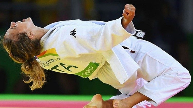 Odette Giuffrida, argento nel judo alle Olimpiadi di Rio de Janeiro, dona per l'asta il suo judogi autografato