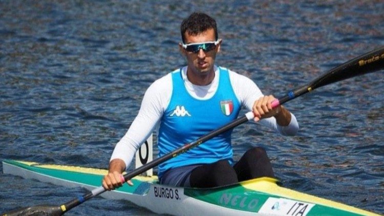 Il canottiere Samuele Burgo dona per l'asta gli occhiali da gara e lo zainetto, usati nel 2019 per la qualificazione olimpica e per i campionati del mondo