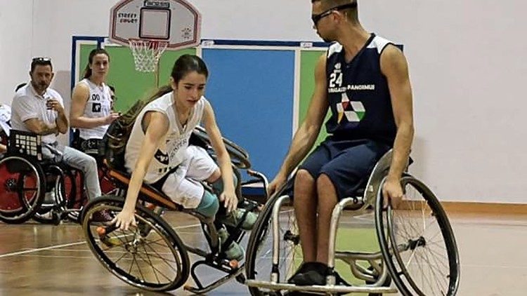 Sara Vargetto senza paura in una partita di basket in carrozzina