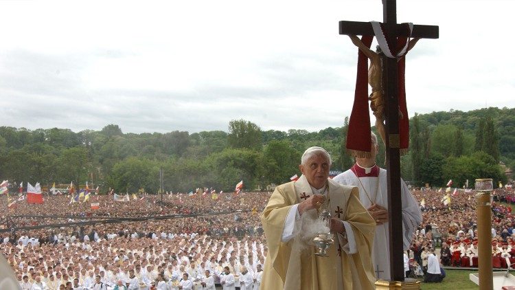 Benedykt XVI podczas pielgrzymki do Polski, maj 2006 r.