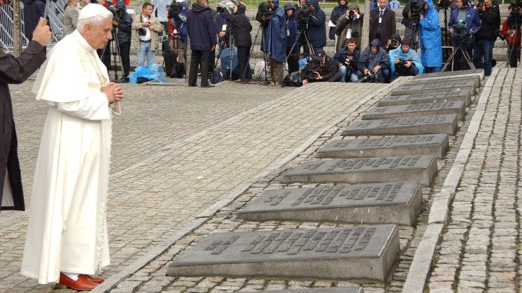 Benoît XVI en visite au camp d'extermination d'Auschwitz en mai 2006.