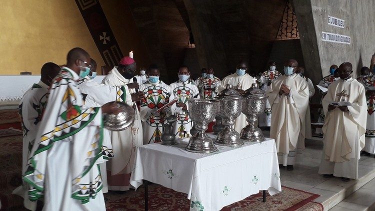 Missa Crismal na Catedral de Benguela, em Angola
