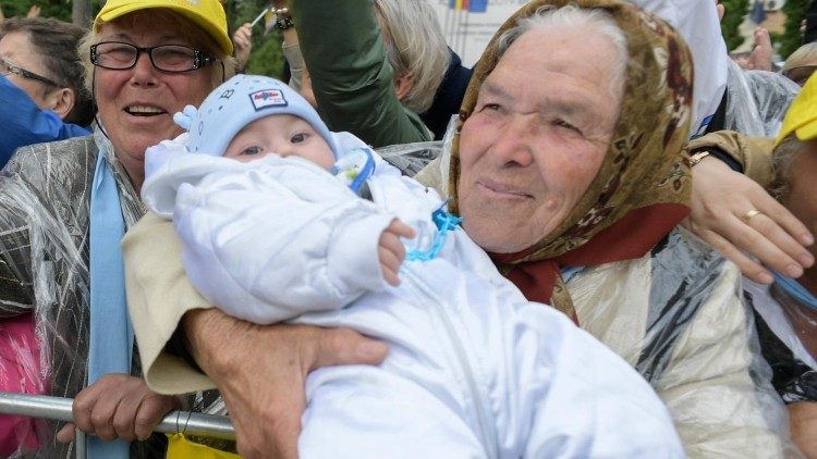 Anciana muestra a su nieto al Papa durante su viaje a Rumanía. 