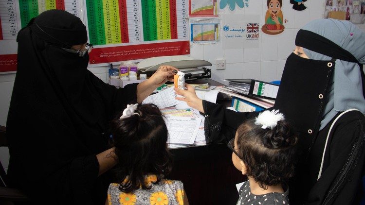 Eine Lehrerin in einem deutschen Klassenzimmer? Nein: die Mitarbeiterin eines Hilfswerks im Jemen