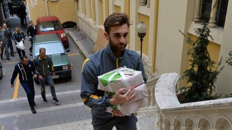 Daniele mentre scarica pacchi in Vaticano per il Dispensario di Santa Marta