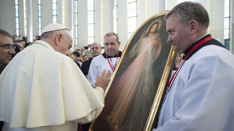 30 iulie 2016: papa Francisc venerează imaginea Divinei Milostiviri în contextul Zilei mondiale a tinerilor de la Cracovia.