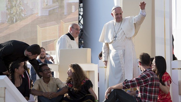 El Papa Francisco con jóvenes en la JMJ de Polonia en 2016