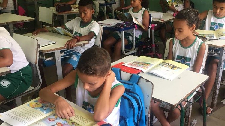 Crianças estudando a temática do trabalho infantil em sala de aula