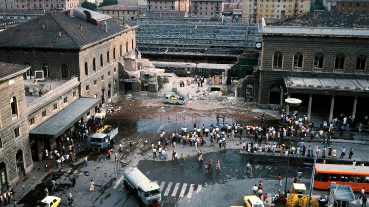 La stazione di Bologna subito dopo la strage