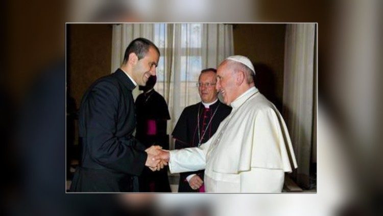 Don Fabio Salerno junto al Papa.