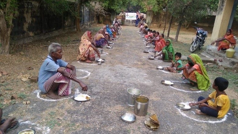 2020.08.01 Condividere il cibo con i poveri durante la pandemia in India