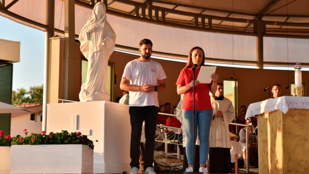 Dvojica mladých prečítala posolstvo Svätého Otca pri otváracej svätej omši