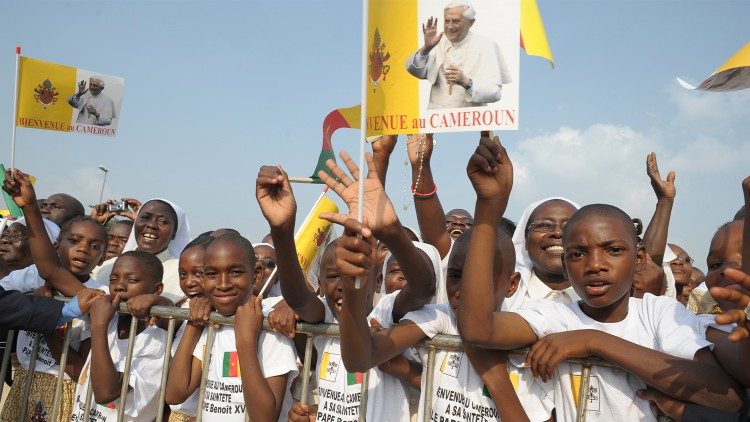 Niños esperan el paso del Papa Benedicto XVI en su visita a Camerún en 2009