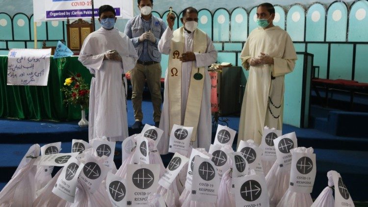Pakistanski svećenik blagoslivlja humanitarnu pomoć koju je poslala Zaklada Pomoć Crkvi u nevolji