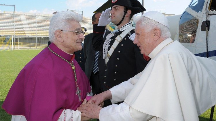 Monsignor Lorenzo Chiarinelli insieme a Papa Benedetto XVI nella visita a Viterbo il 6 settembre 2009