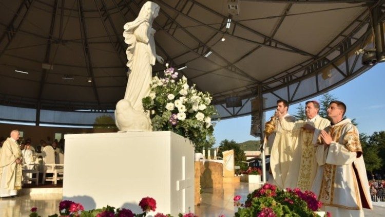 Encensement de la statue de Marie lors du festival des jeunes à Medjugorje, en 2020.