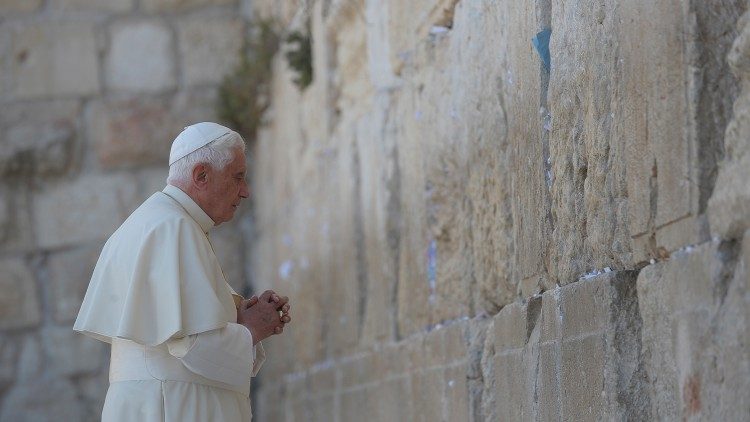 Papież Benedykt XVI modlący się przed ścianą płaczu, maj 2009 r.
