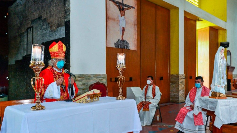 El Cardenal Leopoldo Brenes preside la Santa Misa en la capilla de la Sangre de Cristo, en Managua. (Foto de archivo).