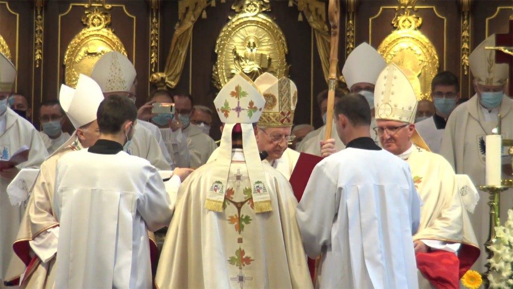 2020.08.08-Ordinazione-episcopale-Mitja-Leskovar-consegna-del-pastorale-1.jpg