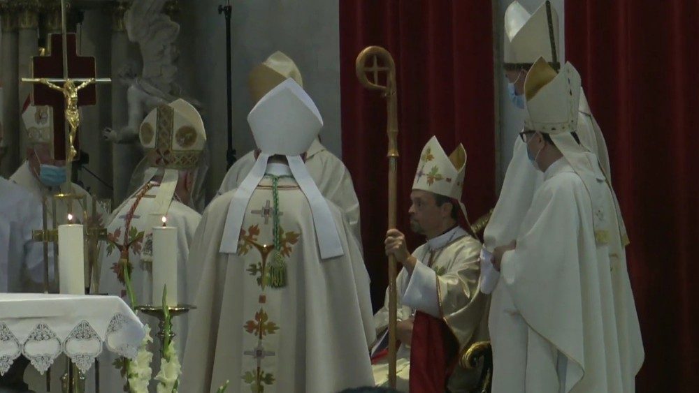 2020.08.08-Ordinazione-episcopale-Mitja-Leskovar-consegna-del-pastorale-2.jpg