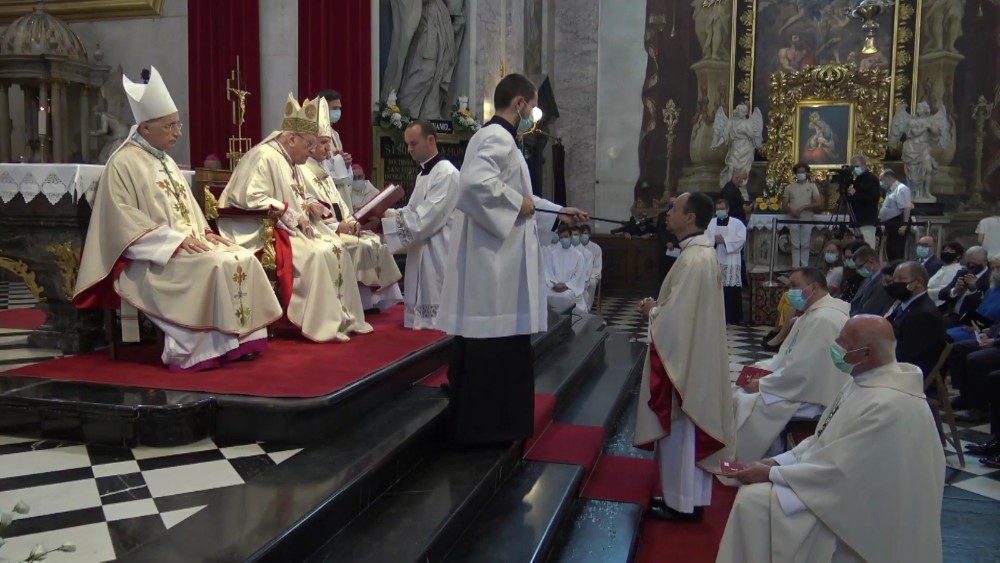2020.08.08-Ordinazione-episcopale-Mitja-Loeskovar-domande-di-cardinale-Rode-2.jpg