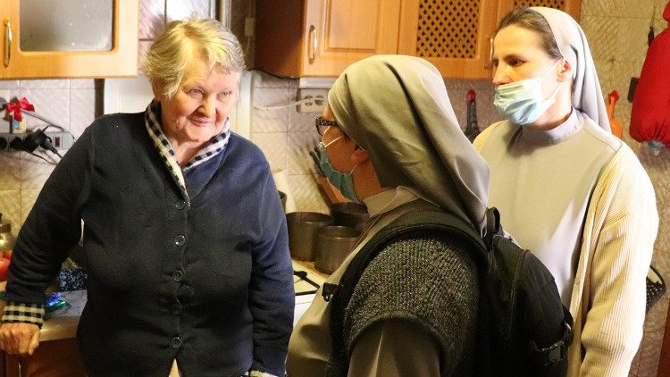 Монахини на посещение при самотна възрастна жена в Украйна