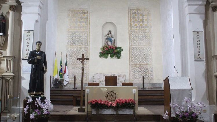 Altar da igreja de Nossa Senhora da Assunção dedicada por São José de Anchieta e que hoje integra o conjunto arquitetônico do Santuário Nacional de São José de Anchieta